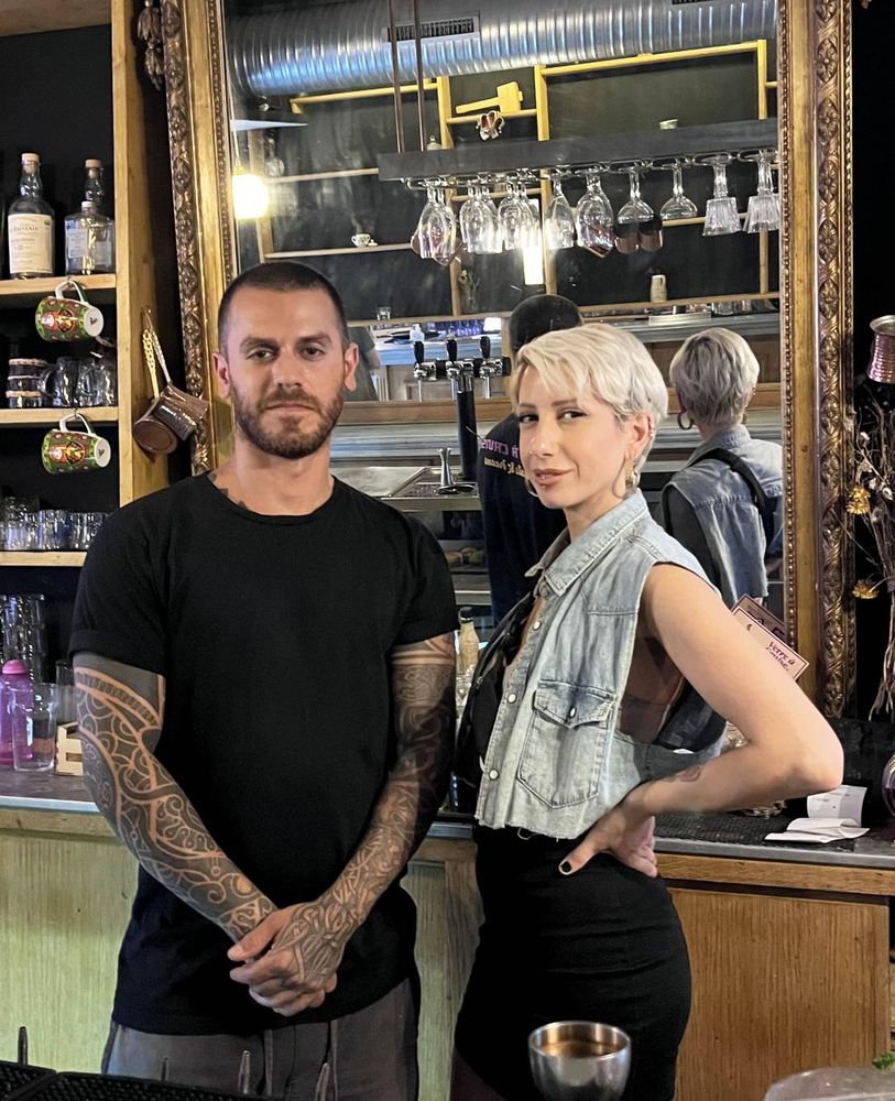 Sami et Jade el-Richani derrière le comptoir de Verre à Cruise