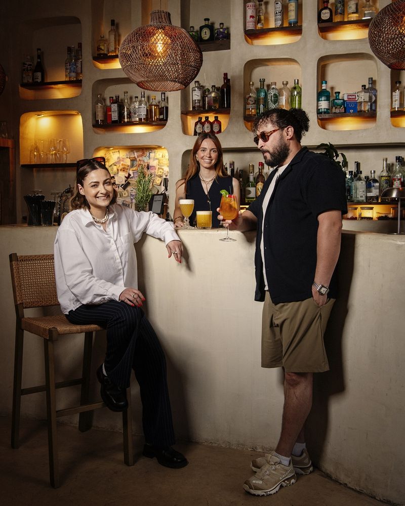 L'équipe de Labo N°Heure dans le bar, devant les alcôves éclairées