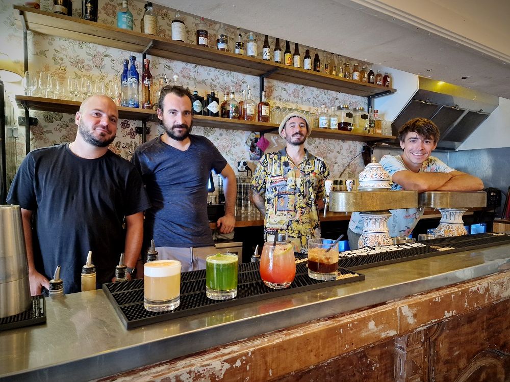 L'équipe de La Soifferie derrière le comptoir, cocktails alignés devant elle