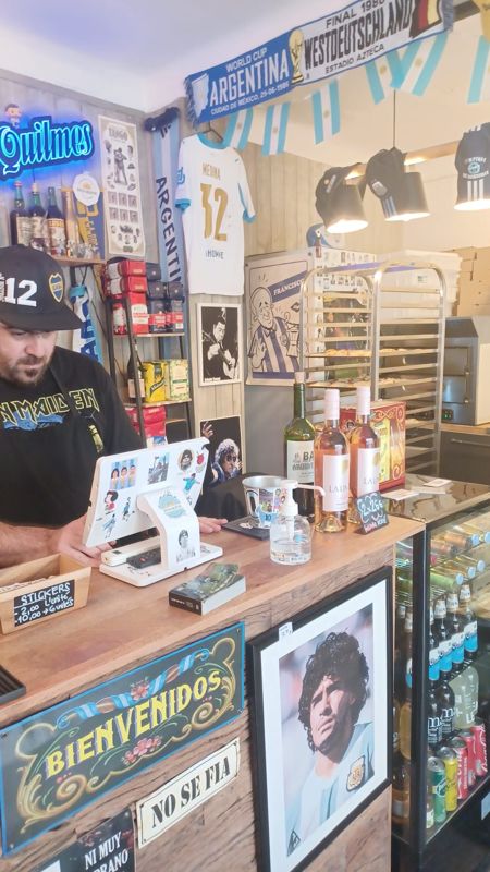Le comptoir du Rincón Argentino, ses maillots de foot, ses fanions et un portrait de Maradona