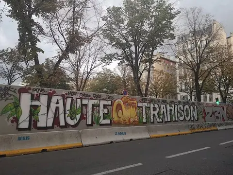 Le mur de béton autour de la place Jean-Jaurès, février 2019